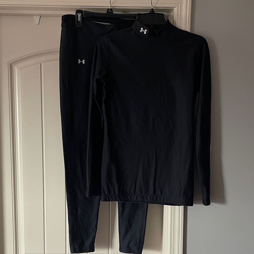 Under Armour Black Cold Gear Compression Set. Includes top and bottoms. Large